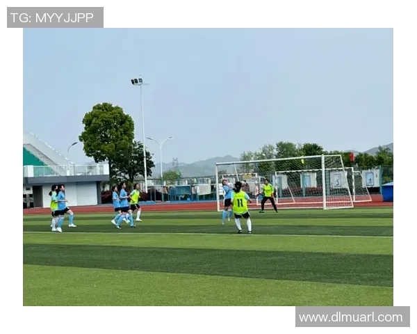 在阳光明媚的日子里畅享踢足球的快乐与友谊在操场上尽情挥洒青春活力