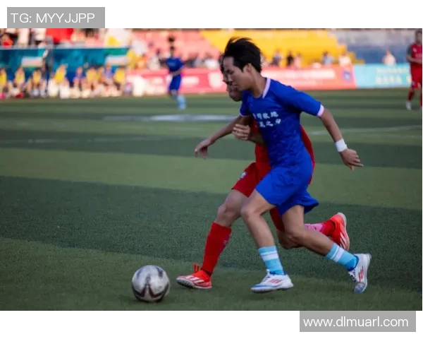 在泥泞中追逐梦想的青春足球赛场上拼搏的故事